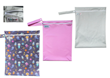 Cargar imagen en el visor de la galería, 3-Pack Wetbags 1 Estampada y 2 Lisas de 1 cierre